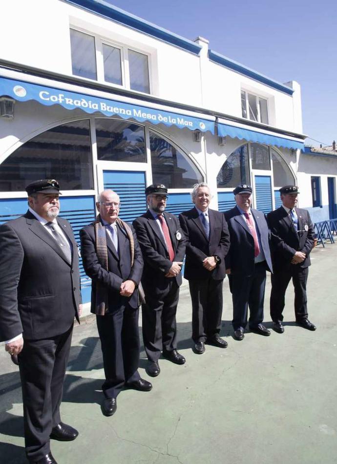 AMIGOS DE CUDILLERO Y LAS BANDERAS AZULES, «DOS REFERENTES DEL AMOR HACIA LA MAR» • EL ÓRGANO QUE DISTINGUE LAS PLAYAS AL RECOGER EL PREMIO DE LA BUENA MESA: «LOS PERROS SON INCOMPATIBLES CON NUESTRA ENSEÑA»