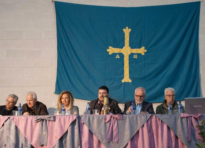 EL EXDIRECTOR DEL COLEGIO DE MARTIMPORRA-BIMENES ABARROTA EL POLIDEPORTIVO DE BIMENES PARA PRESENTAR SU LIBRO SOBRE EL SECTOR EXTRACTIVO LOCAL, UNA IDEA QUE SURGIÓ HACE TREINTA AÑOS • JUÁNFER: «EL MINERO SALÍA DE CASA AL AMANECER Y VOLVÍA POR LA NOCHE»