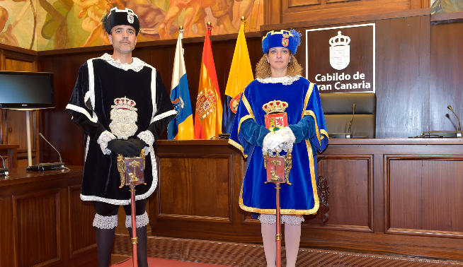 ENTRE MAZAS Y TERCIOPELO • LOS MACEROS DEL CABILDO ACOMPAÑAN A LA VIRGEN DE LA SOLEDAD EN LA PROCESIÓN DEL VIERNES SANTO