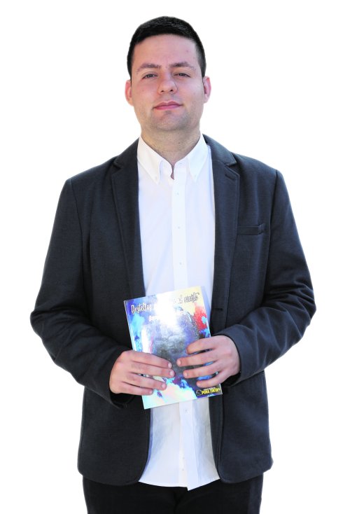 ENRIQUE GAMBÍN. POETA Y AUTOR DE ‘DESTELLOS AZULES EN EL VIENTO’: «LA POESÍA ES PARA MÍ UN DESTELLO DE LUZ QUE LLEGA A LA MENTE»