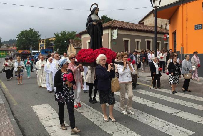 SANTA RITA GANA ADEPTOS EN PARRES (ASTURIAS) • «FALTA CONSEGUIR QUE LAS MOZAS SE VISTAN CON EL TRAJE DE ALDEANAS», DICEN LOS ASISTENTES A LA PROCESIÓN