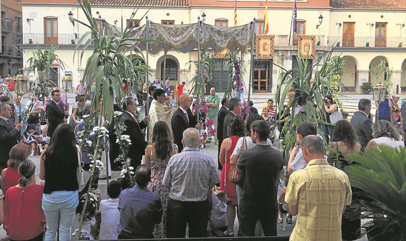 LES BARRAQUETES CELEBRAN LOS 30 AÑOS DE SU RECUPERACIÓN • EL AYUNTAMIENTO DE NULES (CASTELLÓN) REPARTE MÁS DE 500 CAÑAS A LOS VECINOS EN LA PLAZA MAYOR