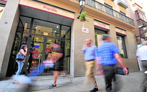 EMPLEADOS DEL POPULAR TEMEN DESPIDOS Y CIERRE DE OFICINAS TRAS LA COMPRA POR EL SANTANDER