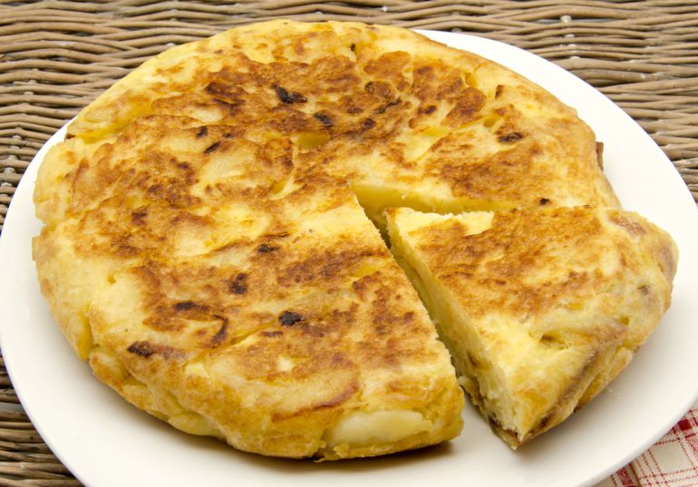 DUDAS RAZONABLES SOBRE EL VERDADERO ORIGEN DE LA TORTILLA DE PATATAS • COMO SE TRATA DE UN ASUNTO BASTANTE ESPINOSO, LE TRASLADAMOS NUESTRAS DUDAS A CINCO EXPERTOS