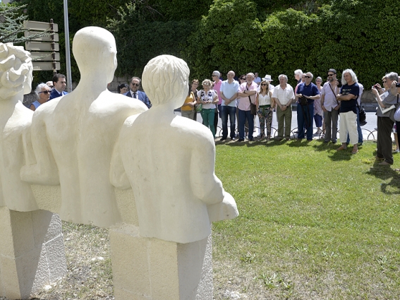 EL PRESIDENTE DE LA DIPUTACIÓN PROVINCIAL DE CUENCA INAUGURA UNA ESCULTURA DEDICADA A LA FAMILIA EN EL JARDÍN DEL CENTRO ASOCIADO DE LA UNED EN CUENCA
