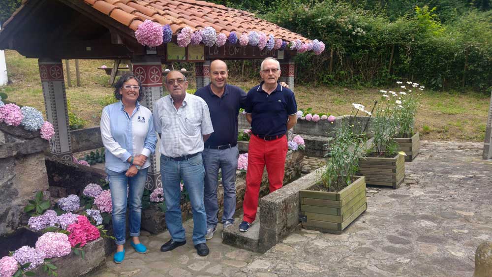 LOS VECINOS DEL COLLÁU DE SANTO TOMÁS GANAN EL CONCURSO DE ENRAME DE FUENTES DE PARRES