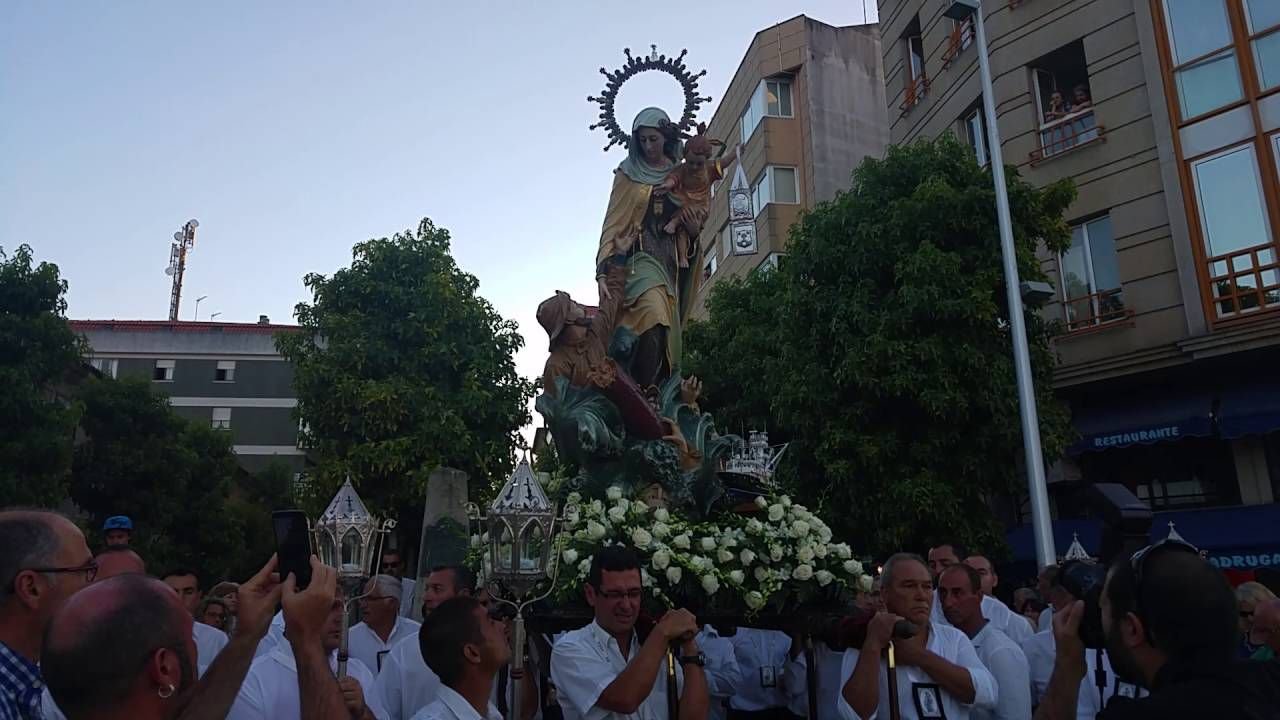 BAIONA SE ENGALANA EN HONOR A LA VIRGEN MÁS MARINERA • TRAS LA MISA DEL CARMEN, EN LA COLEGIATA, SALDRÁ LA PROCESIÓN Y SE BAILARÁ LA DANZA DE LAS ESPADAS