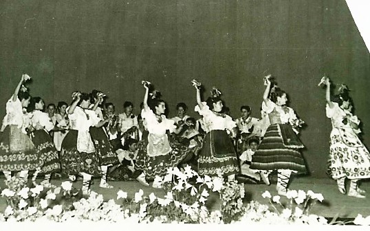 EL GRUPO DE COROS Y DANZAS DE ULEA EN EL TEATRO ROMEA DE MURCIA EN 1955