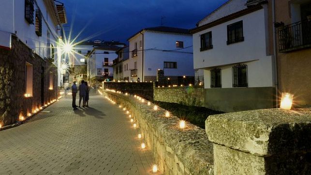 CHECA Y ARBANCÓN ILUMINAN CON VELAS EL TURISMO DE GUADALAJARA