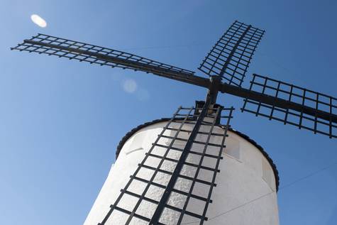 EL GIGANTE DE MALANQUILLA (ZARAGOZA) • LA LOCALIDAD ZARAGOZANA DE MALANQUILLA CUENTA CON EL MOLINO DE VIENTO DE TIPO MANCHEGO DE MAYOR ENVERGADURA DEL MUNDO, CON 21,20 METROS DE PERÍMETRO EXTERIOR