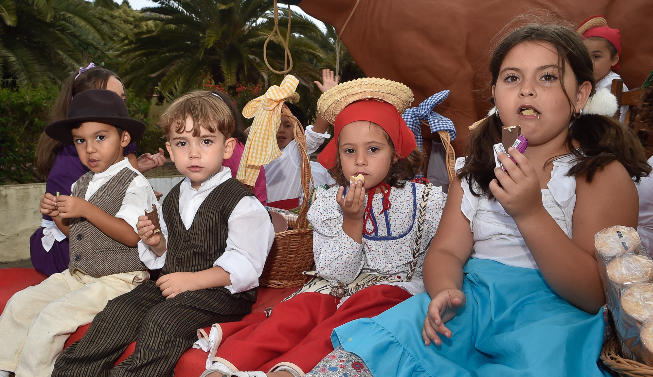 TRES ERAN TRES EN SAN LORENZO • LA FIESTA TRANSCURRIÓ CON MENOS PÚBLICO QUE OTROS AÑOS, PERO CON EL ENTUSIASMO DE SUS VECINOS, QUE ACOMPAÑARON A UN TRÍO DE CARRETAS Y OTRO DE AGRUPACIONES FOLCLÓRICAS