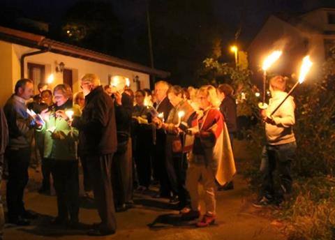 EL ROSARIO DE LAS LUCES EN SAN JUAN DE DUZ (COLUNGA)