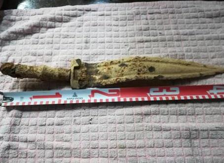 UNA ESPADA CON HISTORIA • EL AYUNTAMIENTO DE MONTORO (CÓRDOBA) RECIBE DEL DUEÑO DE UNA FINCA DE LA CAMPIÑA, SITUADA EN EL ENTORNO DE LA VÍA AUGUSTA, ESTE HALLAZGO HISTÓRICO DE LA ÉPOCA IBERA, DATADA ENTRE EL 425 Y EL 350 ANTES DE CRISTO