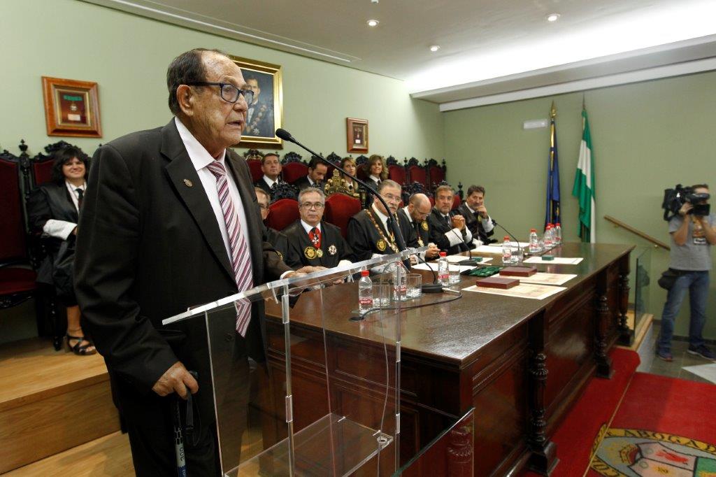 EL COLEGIO DE GRANADA PONE FIN A LOS ACTOS DE SANTA TERESA CON LA ENTREGA DE LOS BOTONES DE ORO Y PLATA