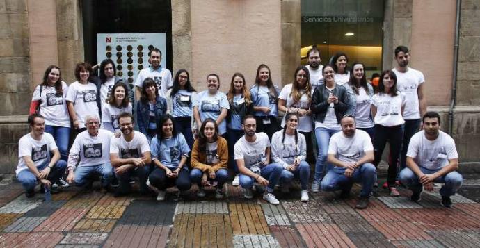 LA CIENCIA ENGANCHA EN FAMILIA • DECENAS DE NIÑOS Y SUS PADRES APRENDEN A ENCENDER VELAS CON AZÚCAR Y A HACER PASTA DE DIENTES CON AGUA OXIGENADA EN LA FERRERÍA