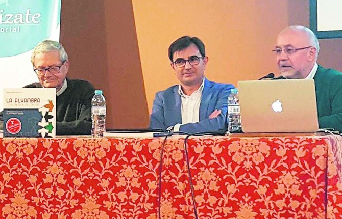 LA ALHAMBRA VISTA POR MANUEL MARTÍNEZ VELA • EL AUTOR PRESENTA DOS LIBROS PUBLICADOS POR LA EDITORIAL ALMIZATE