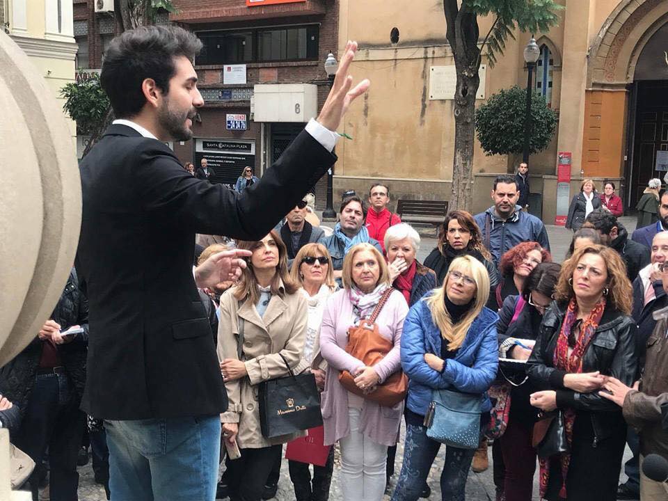 ESA HISTORIA OCULTA EN CADA ESQUINA DE MURCIA. ALREDEDOR DEL MEDIO DÍA ARRANCÓ UN RECORRIDO LITERARIO-HISTÓRICO GUIADO POR EL CRONISTA OFICIAL DE MURCIA, ANTONIO BOTÍAS, Y POR EL HISTORIADOR ÁLVARO HERNÁNDEZ.