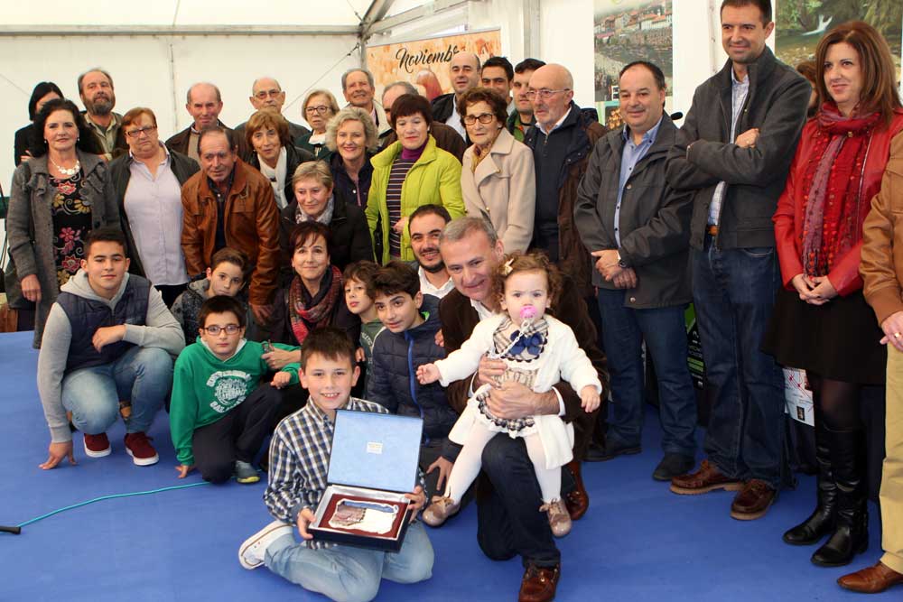 LOS VECINOS DE SINARIEGA RECOGIERON EL PREMIO PUEBLO EJEMPLAR DE PARRES 2017.