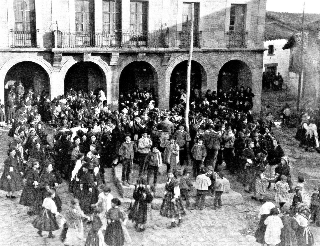 LOS DOMINGOS GORDOS Y MALETOS DE MONTEHERMOSO