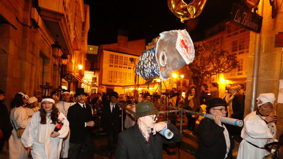 VIVEIRO (LUGO) DICE ADIÓS AL CARNAVAL CON SÁBANAS BLANCAS, BAILES Y CÁNTICOS