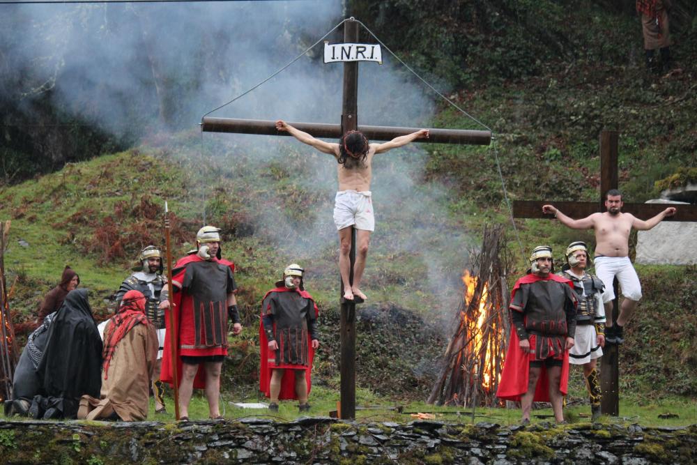VÍA CRUCIS BAJO LA LLUVIA EN VILLANUEVA PARA NO DECEPCIONAR AL PÚBLICO