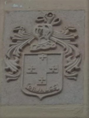 UN ESCUDO QUE SE SALTA LAS NORMAS