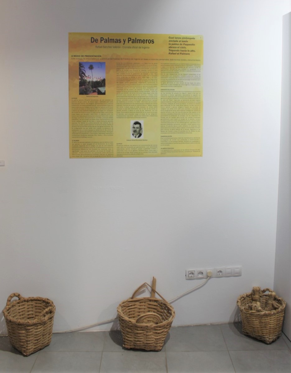 UN TEXTO DE RAFAEL SÁNCHEZ VALERÓN, CRONISTA OFICIAL DE INGENIO (CANARIAS), ILUSTRA UN CARTEL EN LA EXPOSICIÓN CON MOTIVO DEL XXIII FESTIVAL INTERNACIONAL DE FOLKLORE