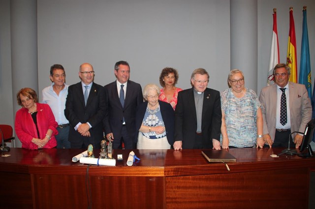 EL ALCALDE DE SEVILLA JUAN ESPADAS RECIBE EN GIJÓN LA MÁXIMA DISTINCIÓN DEL CENTRO ASTURIANO