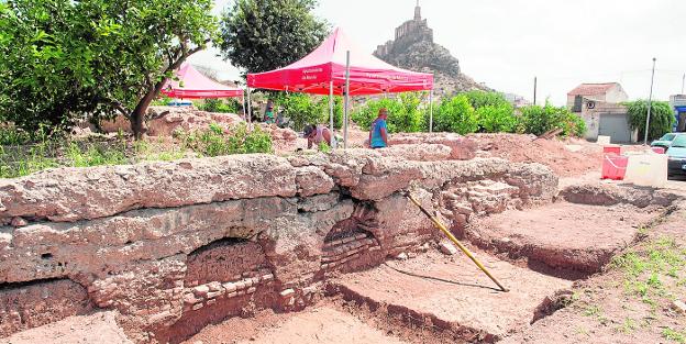 LOS ARQUEÓLOGOS CREEN QUE HAY OTRO PALACIO DEL SIGLO XII JUNTO AL LAGO DEL CASTILLEJO (MURCIA)