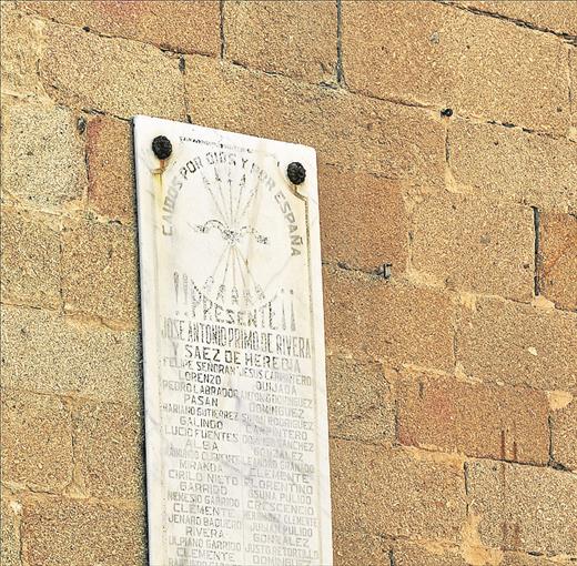 LA PLACA DE LA DISCORDIA DE NAVALMORAL DE LA MATA (CÁCERES)