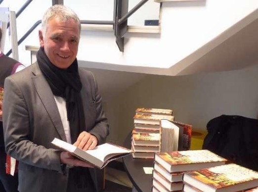 EL PERIODISTA RADIOFÓNICO JUAN RAMÓN LUCAS: «SIN QUERERLO HE ESCRITO UNA NOVELA DE MUJERES»