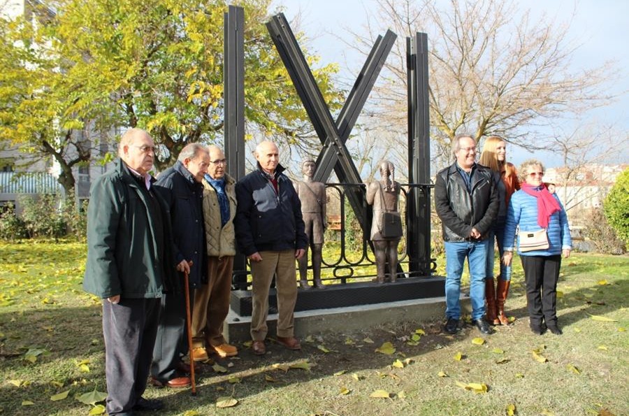 UNA NUEVA ESCULTURA DE GREGORIO FAGÚNDEZ ADORNA DE RECUERDOS EL PUENTE DE HIERRO  DE ZAMORA