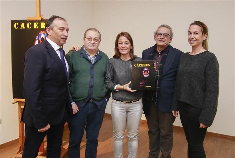 CÁCERES X DELANTELUIS CASERO Y FERNANDO JIMÉNEZ BERROCAL, CRONISTA OFICIAL DE CÁCERES, PUBLICAN UN LIBRO CON TEXTOS Y 300 FOTOS SOBRE CÁCERES: UN PASEO POR LA CIUDAD ETERNA