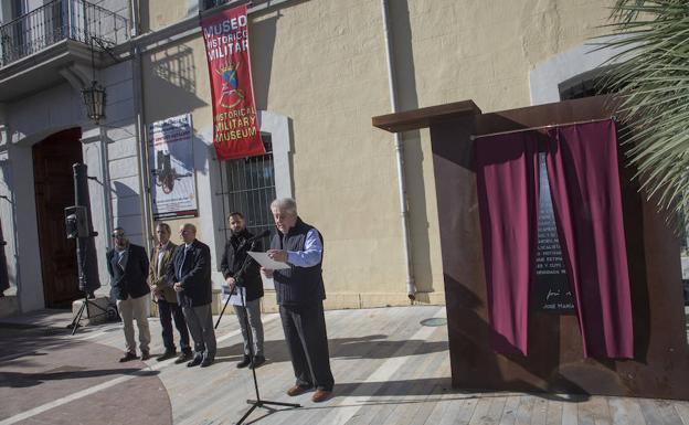 TRIBUTO CÍVICO A LAS VÍCTIMAS DEL CANTÓN DE CARTAGENA • UNA PLACA, CON TEXTO DEL HISTORIADOR JOSÉ MARÍA JOVER, RECUERDA ANTE EL PARQUE DE ARTILLERÍA A LAS VÍCTIMAS DE LA EXPLOSIÓN DE LA GUERRA CANTONAL