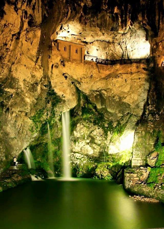 EL ALTAR DE LA PATRONA DE ASTURIAS (COMENTARIOS SOBRE EL ANTIPENDIO, EXEDRA, PEDESTAL Y LÁMPARAS)