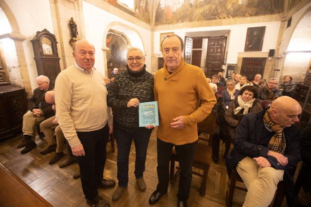 LA COFRADÍA DE EL BOLLO UNE EN UN LIBRO LAS PORTADAS DE SU REVISTA • RAMÓN RODRÍGUEZ RECOPILA Y SISTEMATIZA EL MATERIAL GRÁFICO EN UN VOLUMEN QUE AYER SE PRESENTÓ EN LA PARROQUIA DE SAN NICOLÁS DE BARI