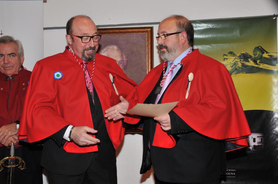 ENRIQUE GÓMEZ MARTÍNEZ, CRONISTA OFICIAL DE ANDÚJAR (JAÉN), RECIBE EL PERGAMINO Y TÍTULO QUE ACREDITA SU CONDICIÓN DE NUEVO COMENDADOR HONORARIO DE LA ILUSTRE Y NOBLE ORDEN DE CABALLEROS DE LA CUCHARA DE PALO