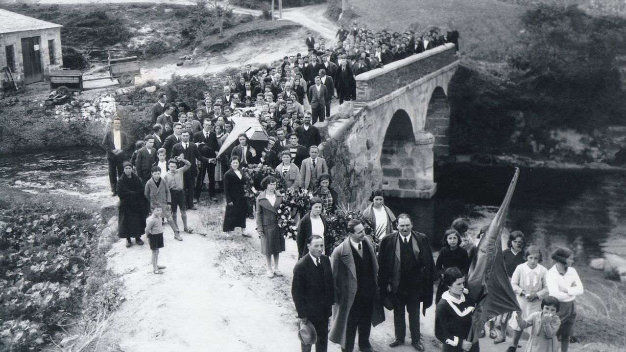 MONDOÑEDO (LUGO) INAUGURA UN MONOLITO POR LAS VÍCTIMAS DEL FRANQUISMO EN EL LUGAR DONDE MURIERON SIERVO GONZÁLEZ, GRACIANO PAZ Y MANUEL RODRÍGUEZ