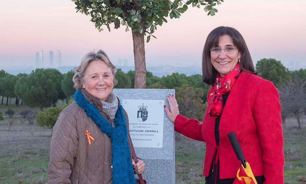 DOS DÉCADAS CON MUCHA HISTORIA • MARÍA ESPERANZA MORÓN FUE NOMBRADA CRONISTA OFICIAL DE POZUELO DE ALARCÓN (MADRID) EL 20 DE ENERO DE 1999