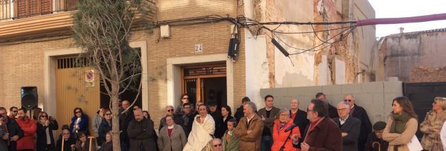 TORRENT (VALENCIA) COLOCA EL PINO EN RECUERDO DEL QUE PRESIDIÓ UNA CALLE HACE MÁS DE 300 AÑOS • EL CONSISTORIO INAUGURA LA REFORMA DE MARE DE DÉU L’OLIVAR AL RITMO DEL ‘TABAL I LA DOLÇAINA’