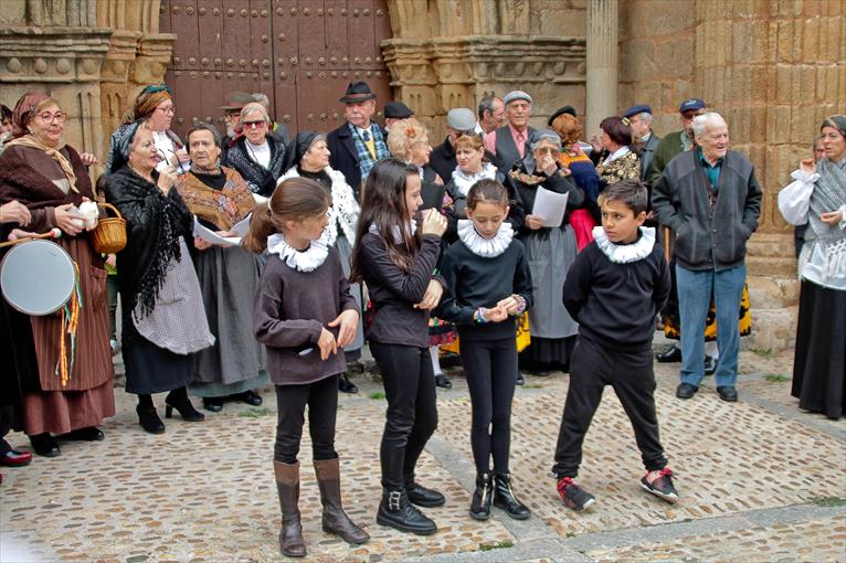 SANTIAGO LEVANTA EL TELÓN • MUCHO PÚBLICO SIGUE LA RUTA TEATRALIZADA POR EL ARRABAL CACEREÑO CON LA COLABORACIÓN HISTORIOGRÁFICA DEL CRONISTA OFICIAL, FERNANDO JIMÉNEZ BERROCAL