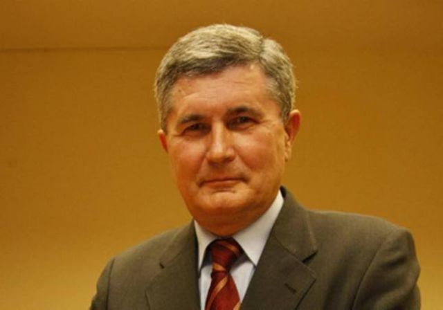 JUAN GONZÁLEZ CASTAÑO, CRONISTA OFICIAL DE MULA (MURCIA), DONA EJEMPLARES DE SU OBRA A LA BIBLIOTECA MUNICIPAL