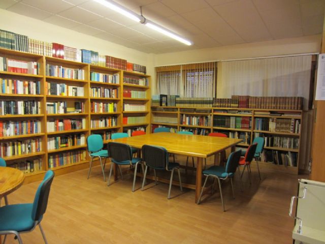 JUAN GONZÁLEZ CASTAÑO, CRONISTA OFICIAL DE MULA (MURCIA), DONA EJEMPLARES DE SU OBRA A LA BIBLIOTECA MUNICIPALDE CAMPOS DEL RÍO