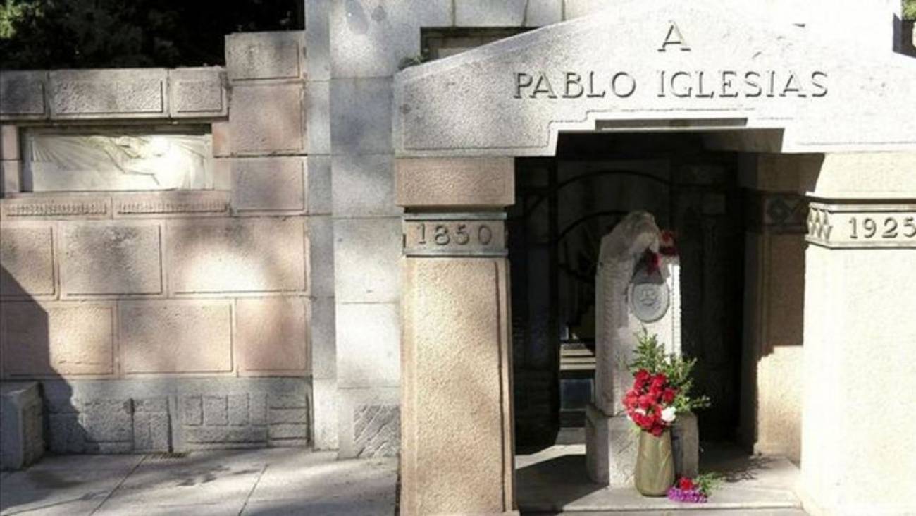EL AYUNTAMIENTO DE SEPÚLVEDA (SEGOVIA) SE OFRECE A COLABORAR EN LA REPARACIÓN DE LA TUMBA DEL FUNDADOR DEL PSOE • LA TUMBA DE PABLO IGLESIAS EN EL CEMENTERIO DE LA ALMUDENA FUE REALIZADO EN PIEDRA ROSA DE SEPÚLVEDA POR EL CANTERO LOCAL EMILIANO BARRAL
