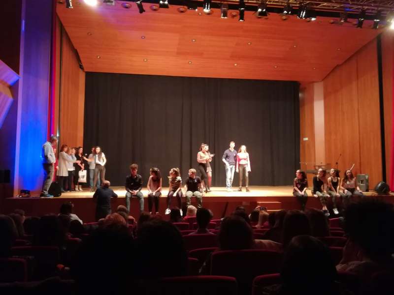 CASINOS CELEBRA UN CONCIERTO BENÉFICO EN EL AUDITORIO DE LA UNIÓN MUSICAL PARA COLABORAR CON LA ASOCIACIÓN DE AFECTADOS POR CÁNCER DE OVARIO • ANA BORRÁS MARCOS PRESENTA EN VIVO Y EN DIRECTO A 17 PARTICIPANTES EN UN ENTRAÑABLE ESPECTÁCULO