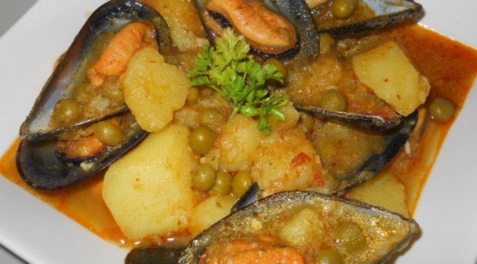 PATATES GUISAES CON ARBEYINOS, AMASUELES Y MEJILLONES