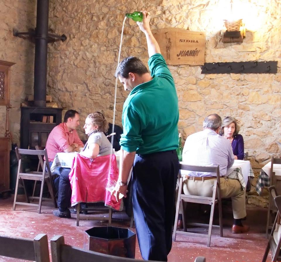 VENENCIAR, ESCANCIAR, LA IDIOSINCRASIA Y EL ERGO DE LA SIDRA DE ASTURIAS