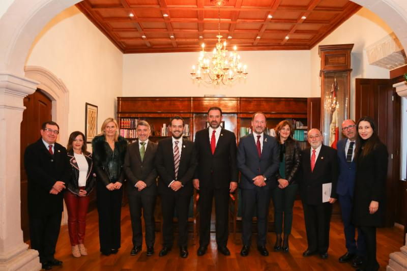 ENTREGA EL GOBERNADOR DE ZACATECAS (MÉXICO) A LA DELEGACIÓN DE ORIHUELA (ESPAÑA) LA CARTA DE VISITANTE DISTINGUIDO