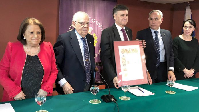 UN REGALO DE PRESTIGIO • EL PRESIDENTE DE LA DIPUTACIÓN, FRANCISCO VÁZQUEZ, RECOGIÓ AYER EL PREMIO FIDELIDAD A LA TIERRA, CONCEDIDO POR EL CENTRO SEGOVIANO DE MADRID