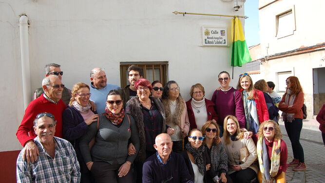 MANUELA LA BARBERA YA TIENE SU CALLE EN PALMONES (LOS BARRIOS-CÁDIZ) • SU FAMILIA PARTICIPA EN EL ACTO EN EL QUE SE DESCUBRE LA PLACA CON SU NOMBRE